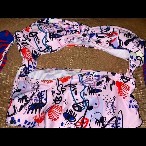 New Monokini Swimsuit with accent sleeves - Picture 5 of 13